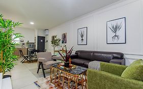 Luxurious Sandton Apartment With Inverter